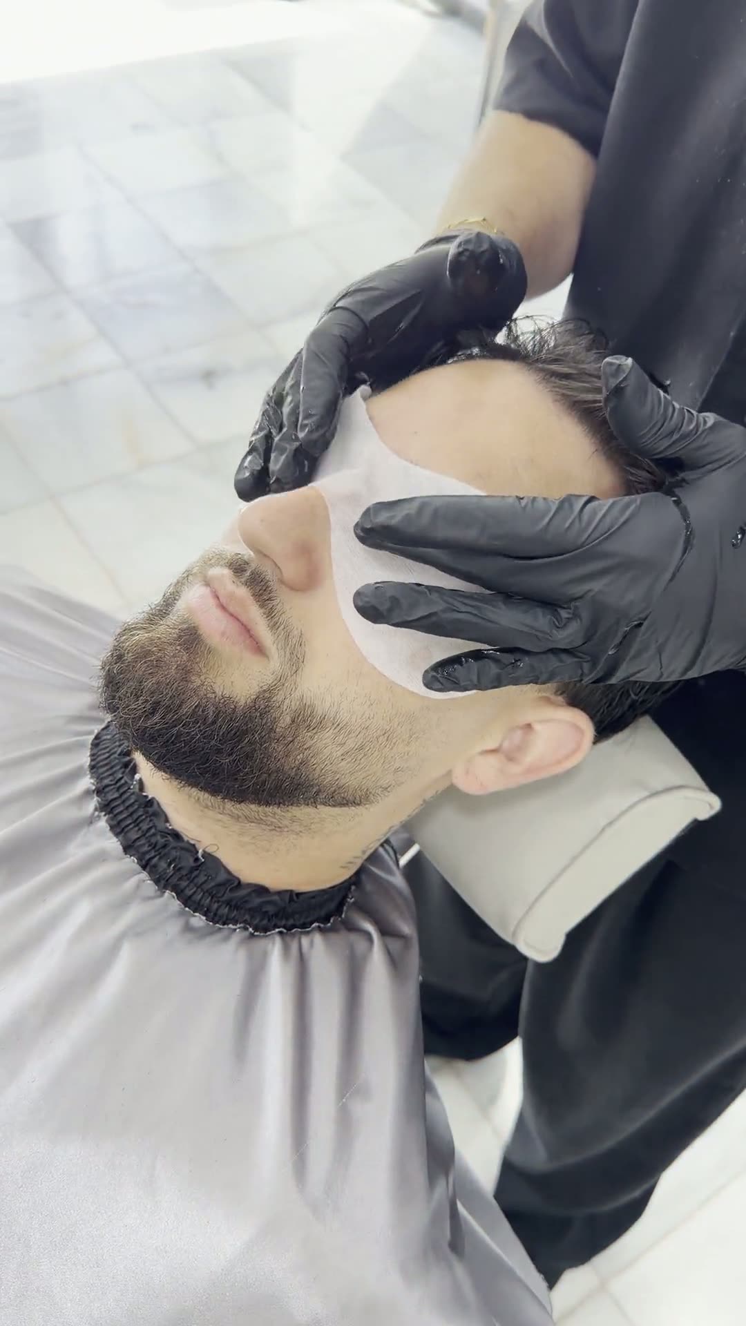 Servicio completo Barber Wave: lavado, tratamiento y toalla caliente