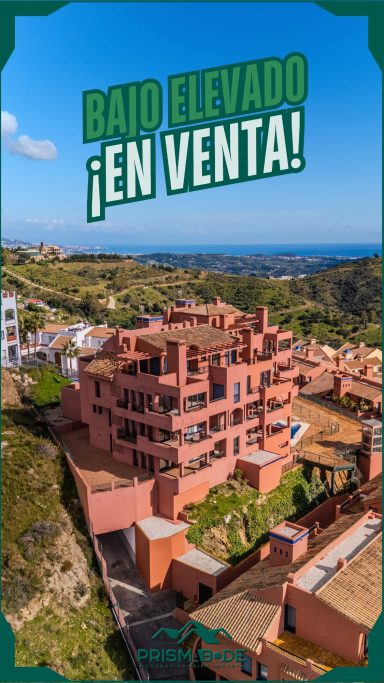 Vista de un complejo residencial en venta, rodeado de montañas y mar.